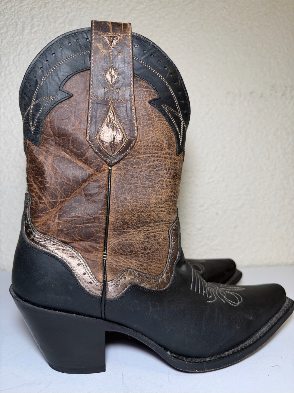 Women's Black and Brown Western Cowgirl Boots - Picture 10 of 11